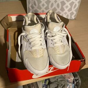 Nike Size 7 kids white Huarache